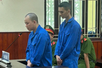 Gia Lai: Rủ bạn mang dao đâm người vì ghen, 2 bị cáo lãnh án tù