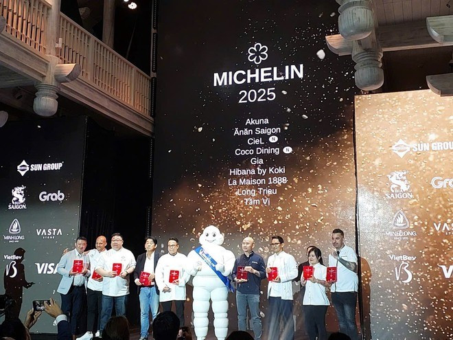 Đại diện 9 nhà hàng đạt một Sao Michelin lên nhận giải. (Ảnh: Minh Thu/Vietnamplus.vn) miche.jpg