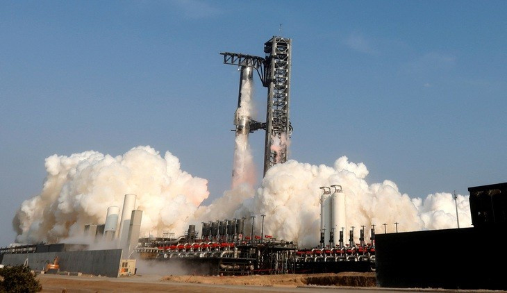 Tàu vũ trụ Starship thế hệ mới của Công ty SpaceX tại bãi phóng của công ty ở Starbase, bang Texas, Mỹ . (Ảnh: Reuters) hinh-x-n.jpg