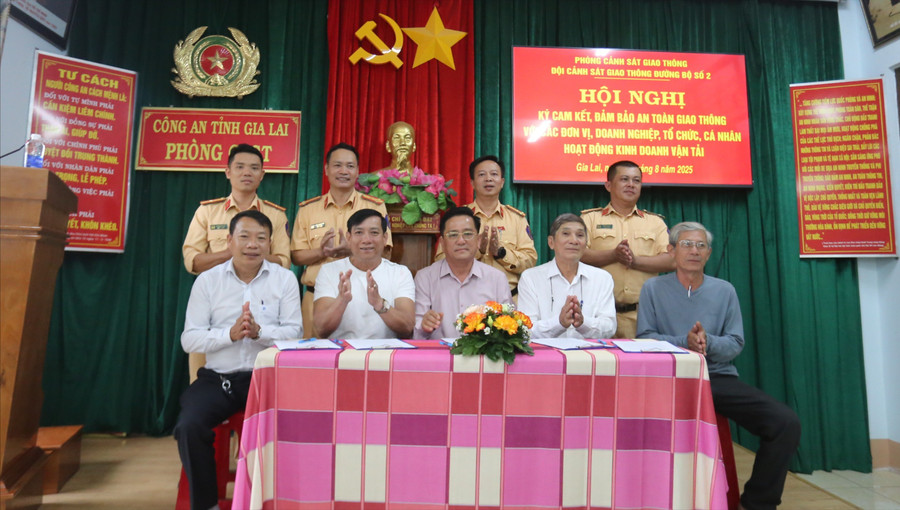 Các đơn vị vận tải cam kết chấp hành nghiêm quy định của Luật Trật tự, an toàn giao thông đường bộ. Ảnh: Văn Ngọc cac-don-vi-van-tai-da-cam-ket-chap-hanh-nghiem-quy-dinh-cua-luat-trat-tu-an-toan-giao-thong-duong-bo-anh-van-ngoc.jpg