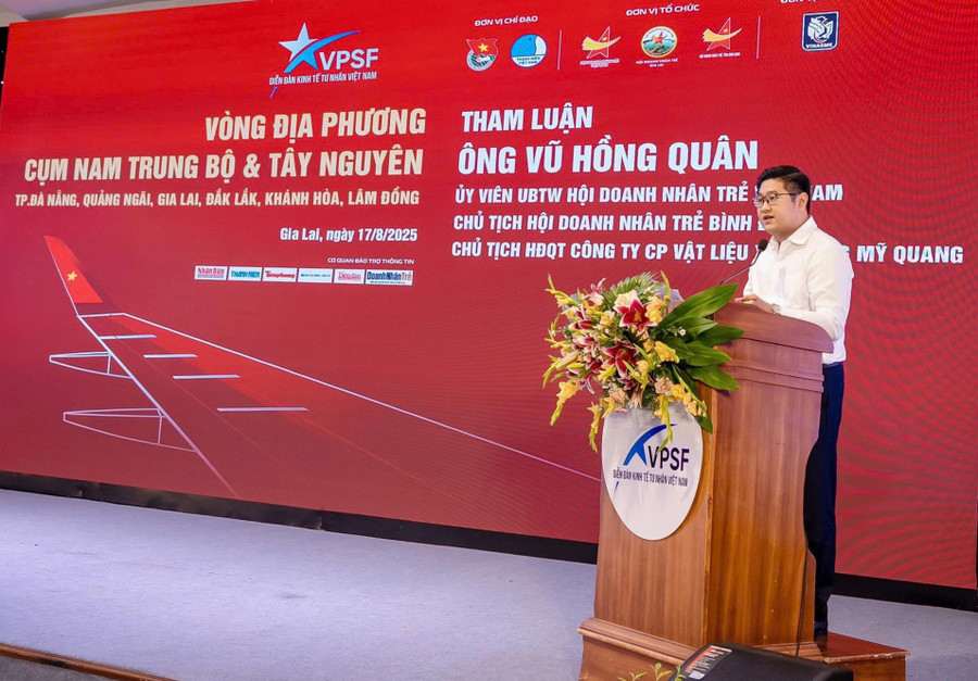 Ông Vũ Hồng Quân-Chủ tịch Hội Doanh nhân trẻ Bình Định tham luận về khoa học công nghệ đổi mới sáng tạo liên vùng và vai trò kinh tế tư nhân. Ảnh: DNCC quan2.jpg