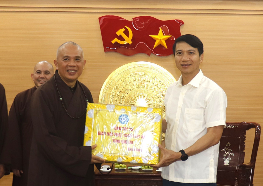 Thượng tọa Thích Tâm Mãn (bìa trái) tặng quà của Ban Trị sự Giáo hội Phật giáo Việt Nam tỉnh cho Thường trực Tỉnh ủy. Ảnh: M.H thuong-toa-thich-tam-man-tang-qua.jpg