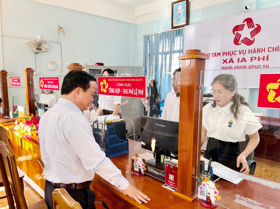 Phó Chủ tịch Thường trực UBND tỉnh Nguyễn Tuấn Thanh kiểm tra công tác vận hành tại Trung tâm phục vụ hành chính công xã Ia Phí. Ảnh: Ngọc Luận anh-1.jpg