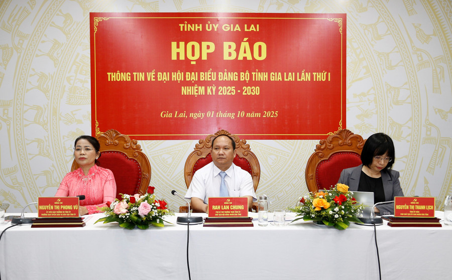 Các đồng chí lãnh đạo tỉnh chủ trì họp báo. dai-hoi-dang-bo-tinh-gia-lai-the-hien-khat-vong-vuon-len.jpg