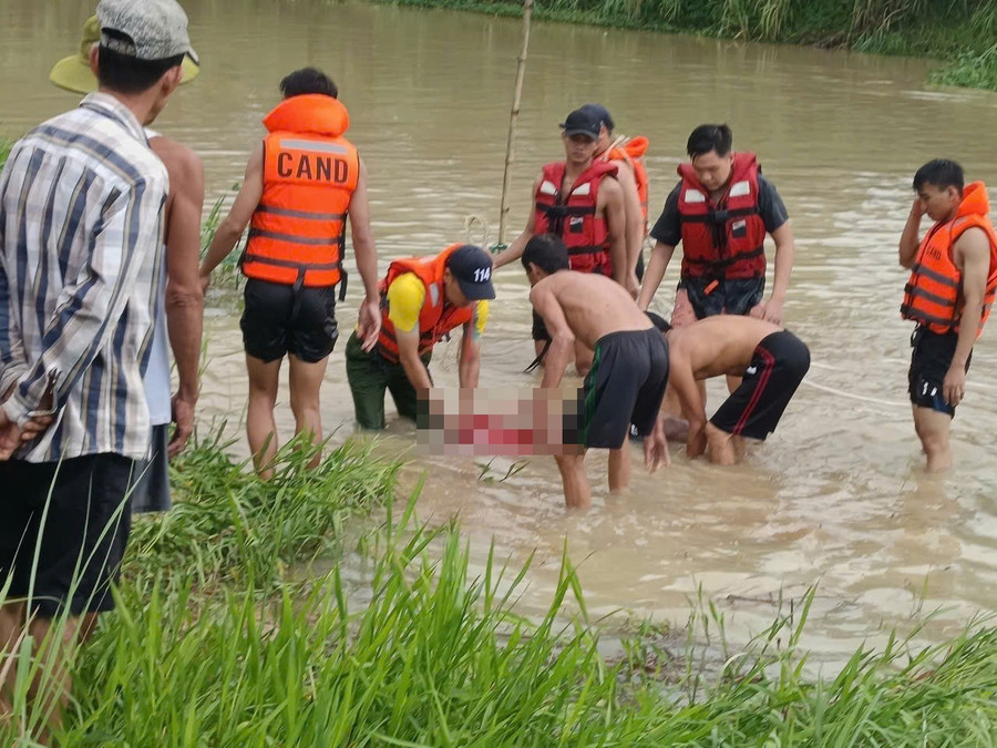 Lực lượng chức năng tìm thấy thi thể nạn nhân sau nhiều giờ tìm kiếm. Ảnh: ĐVCC tim-thay-thi-the-nan-nhan-1.jpg