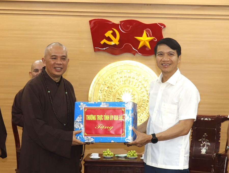 Phó Bí thư Tỉnh ủy Nguyễn Ngọc Lương (bìa phải) tặng quà của Thường trực Tỉnh ủy cho Ban Trị sự Giáo hội Phật giáo Việt Nam tỉnh. Ảnh: M.H pho-bi-thu-tang-qua-ban-tri-su.jpg