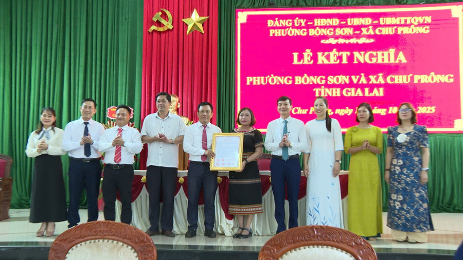 Phường Bồng Sơn và xã Chư Prông ký kết chương trình kết nghĩa. Ảnh: Rơ Lan Viện ky-ket-chuong-trinh-ket-nghia-giua-hai-dia-phuong.jpg