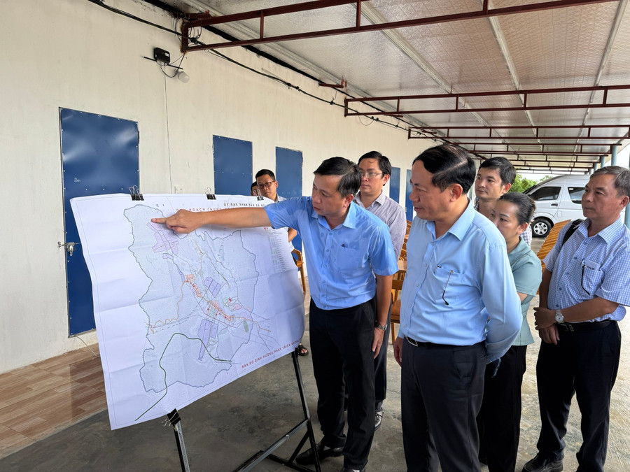 Chủ tịch UBND tỉnh Phạm Anh Tuấn nghe lãnh đạo xã Bình Khê báo cáo tình hình thu hút đầu tư tại Khu chăn nuôi tập trung Đồng Hào. Ảnh: N.H chu-tich-ubnd-tinh-pham-anh-tuan-nghe-lanh-dao-xa-binh-khe-bao-cao.jpg
