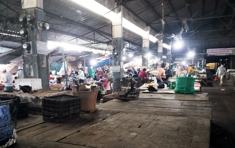 Sức mua giảm khiến nhiều sạp hàng bán thịt heo của tiểu thương ở chợ Bồ Đề (xã Tuy Phước) phải "đóng cửa". Ảnh: Trọng Lợi img20250817080808.jpg