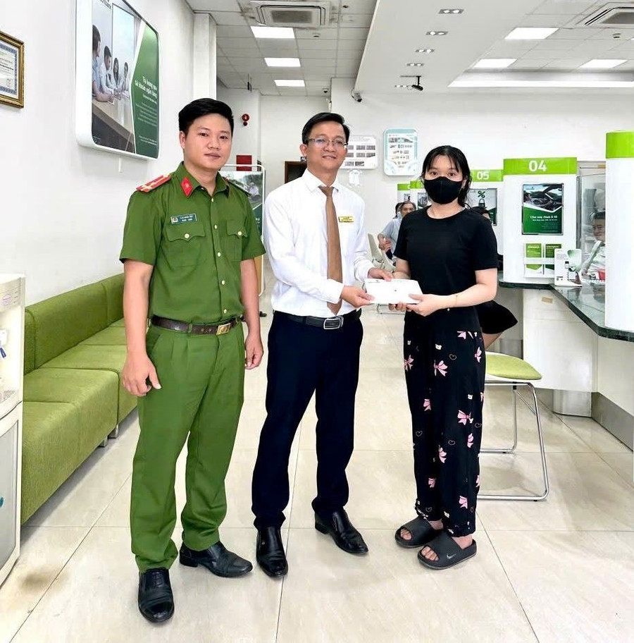 Chị T. nhận lại 40 triệu đồng tiền mặt từ ngân hàng. Ảnh: ĐVCC 1-101.jpg