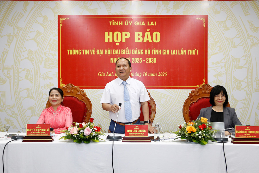 Phó Bí thư Thường trực Tỉnh ủy, Chủ tịch HĐND tỉnh Rah Lan Chung phát biểu tại buổi họp báo. dong-chi-rah-lan-chung-pho-bi-thu-thuong-truc-tinh-uy-gia-lai.jpg