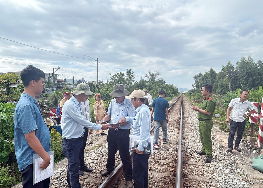 Cơ quan chức năng tiến hành đóng lối đi trái phép tại Km 1093+260 (xã Tuy Phước). Ảnh: K.A 2.jpg