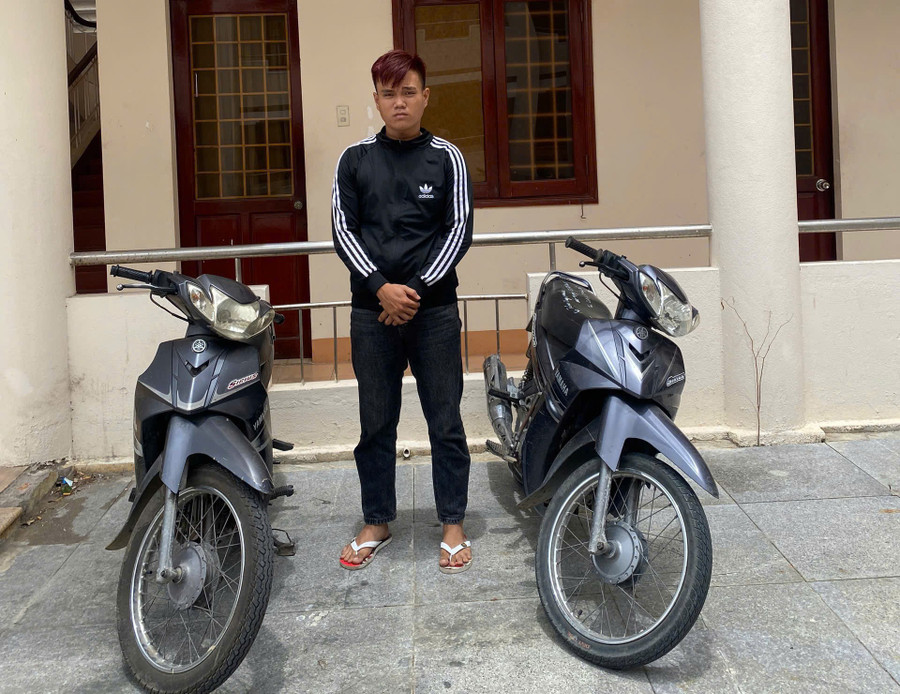 Nguyễn Ngô Kiệt và tang vật. Ảnh: ĐVCC 1.jpg