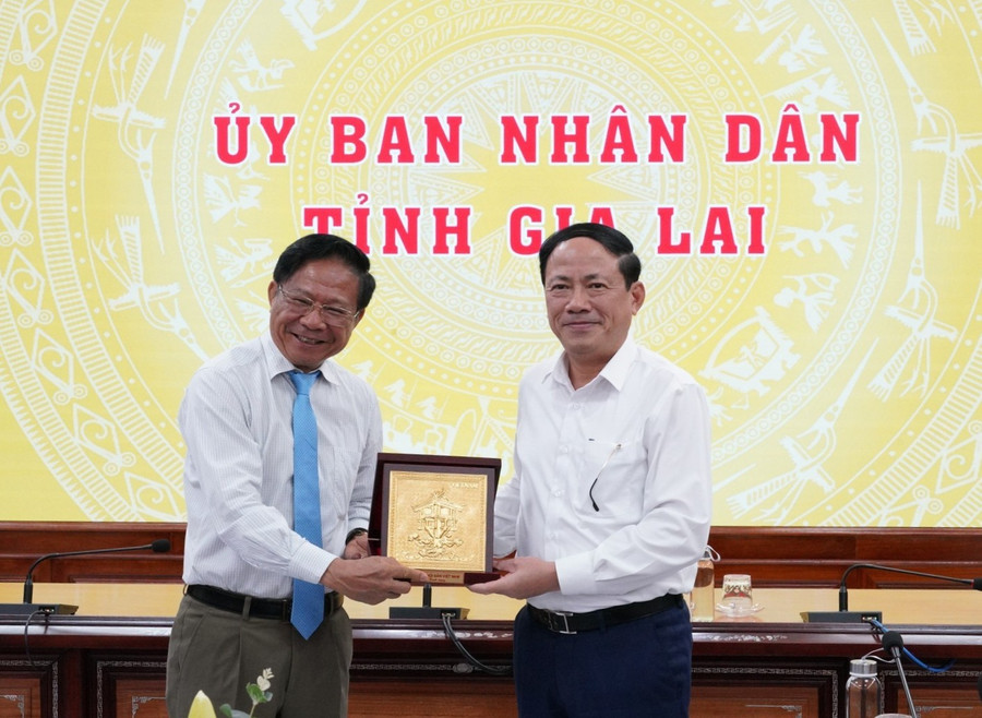 Chủ tịch Hiệp hội sắn Việt Nam Nghiêm Minh Tiến (bìa trái) tặng quà lưu niệm cho Chủ tịch UBND tỉnh Phạm Anh Tuấn. Ảnh: N.H tang-qua-luu-niem-chu-tich-pham-anh-tuan.jpg