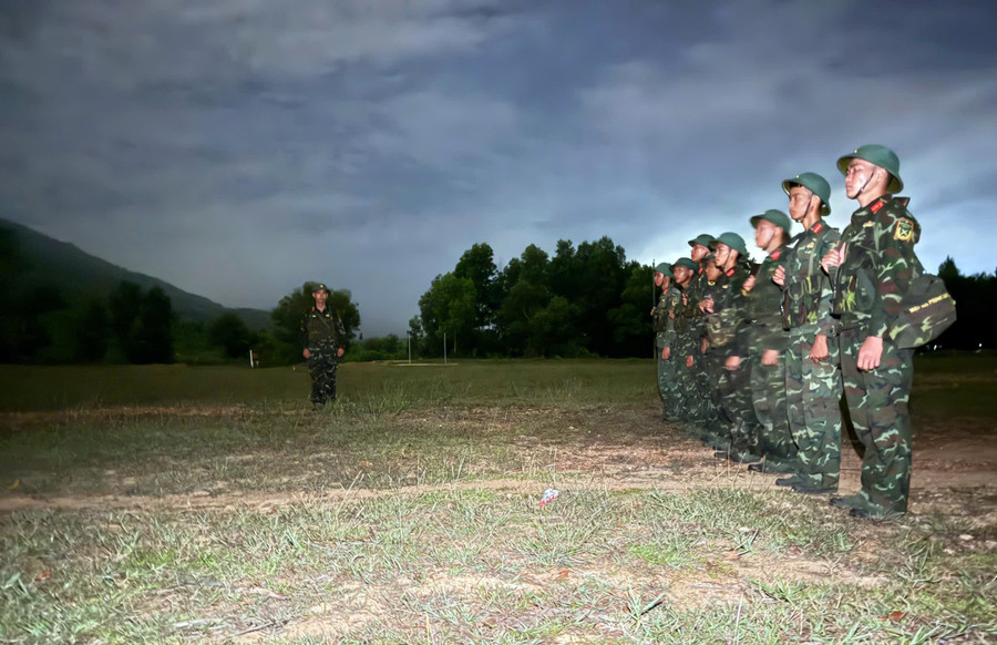 Tiểu đoàn 52 phân công nhiệm vụ, quán triệt quy tắc bảo đảm an toàn và một số điểm chú ý trong quá trình huấn luyện đêm cho bộ đội. Ảnh: H.P tam-nhin-va-su-chuan-bi-9937.jpg