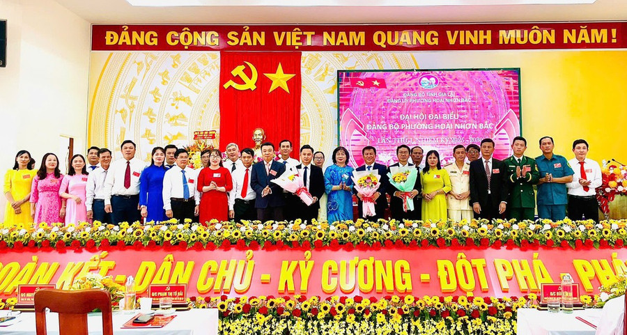 Đồng chí Phạm Thị Tố Hải tặng hoa chúc mừng Ban Chấp hành Đảng bộ phường Hoài Nhơn Bắc, nhiệm kỳ 2025-2030. Ảnh: Phi Long hoainhonbac.jpg