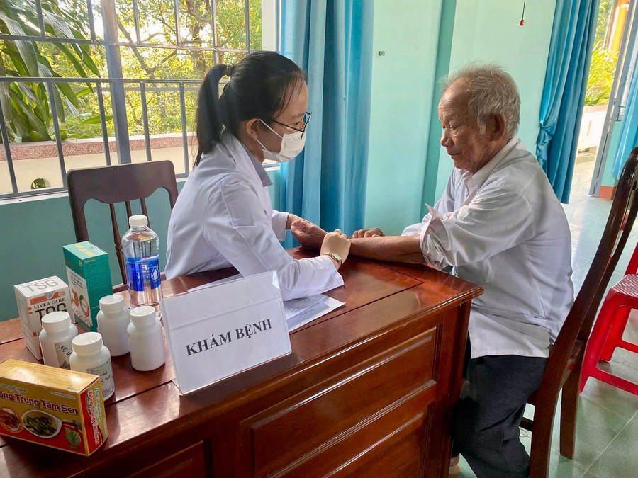 Người cao tuổi được tư vấn sức khỏe, khám lâm sàng tại chương trình. Ảnh: ĐVCC tu-van-suc-khoe-cho-nguoi-dan.jpg