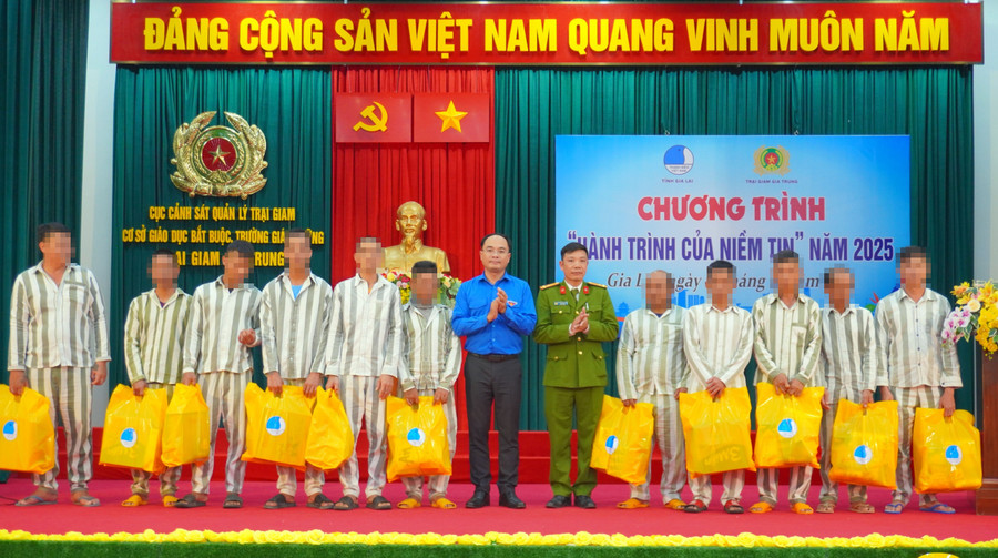 ban-to-chuc-tang-qua-cho-cac-pha.jpg
