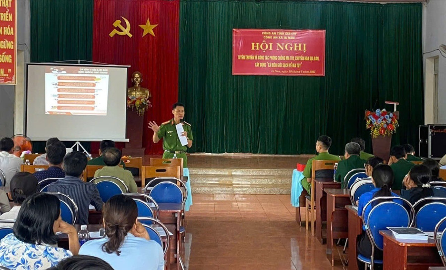 Công an xã Ia Nan thường xuyên tổ chức tuyên truyền về tác hại của ma túy. Ảnh: Quốc Thiện cong-an-xa-ia-nan-thuong-xuyen-to-chuc-tuyen-truyen-ve-tac-hai-cua-ma-tuy-anh-quoc-thien.jpg