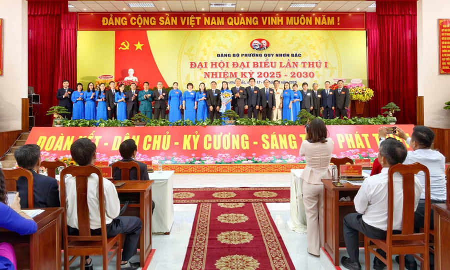 Ban Chấp hành Đảng bộ phường Quy Nhơn Bắc nhiệm kỳ 2025-2030 ra mắt tại Đại hội. Ảnh: Dũng Nhân quy-nhon-bac-04.jpg