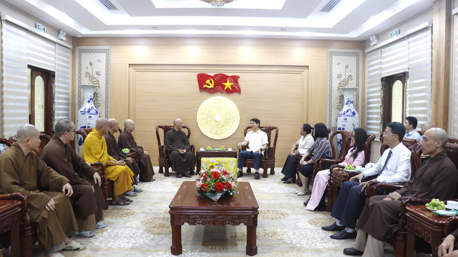 Đồng chí Nguyễn Ngọc Lương-Phó Bí thư Tỉnh ủy, Chủ tịch Ủy ban MTTQ Việt Nam tỉnh Gia Lai (hàng trên, bên phải) tiếp Đoàn Ban Thường trực Ban Trị sự Giáo hội Phật giáo Việt Nam tỉnh. Ảnh: M.H dong-chi-nguyen-ngoc-luong-pho-bi-thu-tinh-uy.jpg