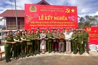 Phòng Cảnh sát Quản lý hành chính về trật tự xã hội và Công ty Huy Hoàng kết nghĩa với làng Kuk Đak