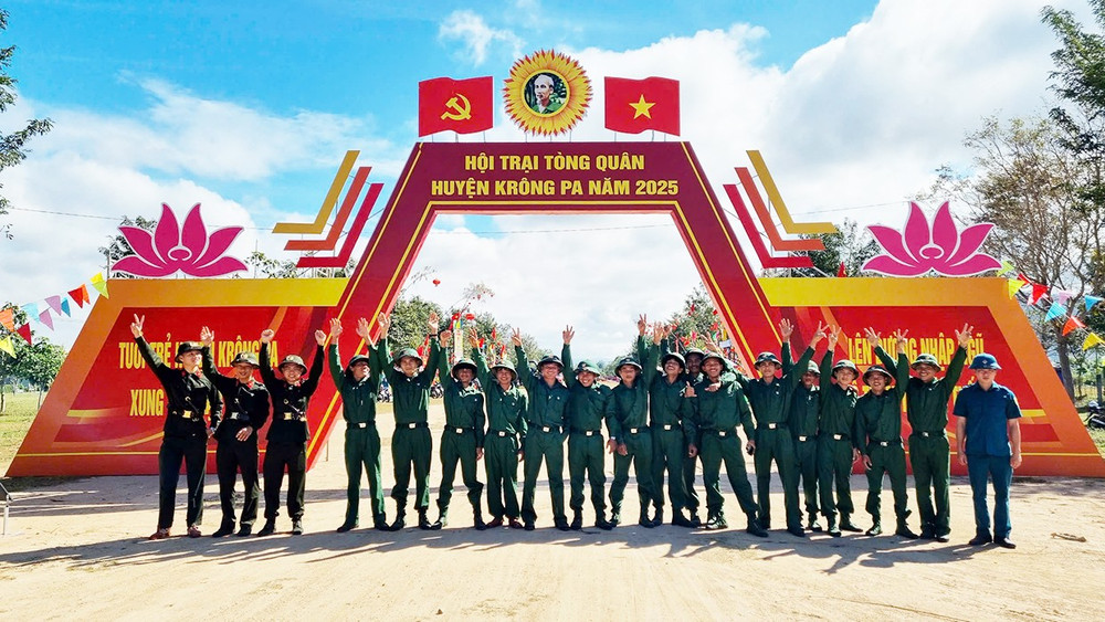 Thanh niên huyện Krông Pa bên cổng “Hội trại tòng quân”. Ảnh: V.H ron-rang-hoi-trai-tong-quan-dd.jpg