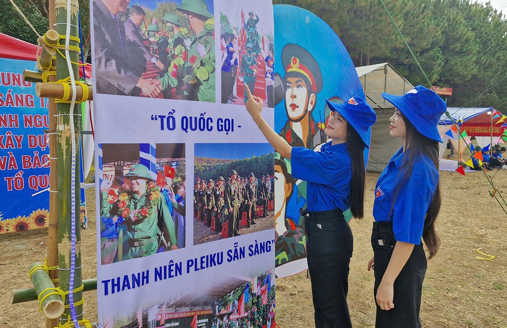 Đoàn viên, thanh niên TP. Pleiku xem các trại tòng quân. Ảnh: Vĩnh Hoàng 22.jpg
