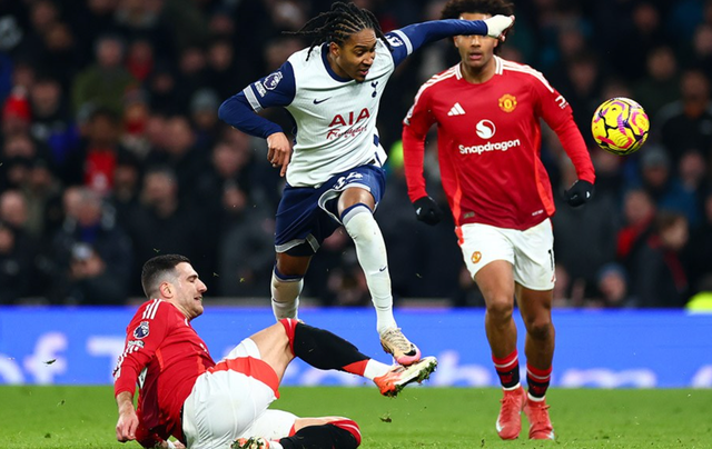Hàng phòng ngự Man United làm việc vất vả ở hiệp hai Hàng phòng ngự Man United làm việc vất vả ở hiệp hai
