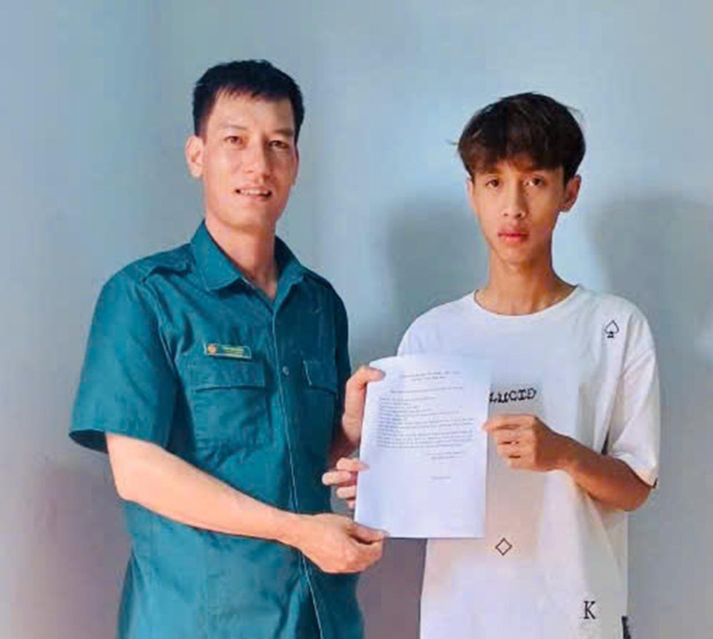 Anh Nguyễn Anh Vũ (bìa phải) là 1 trong 2 công dân của xã Ia Hrung (huyện Ia Grai) viết đơn tình nguyện nhập ngũ (ảnh nhân vật cung cấp). nhung-la-don-tinh-nguyen-nhap-ngu-bg-8189.jpg