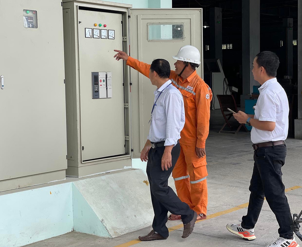 Công ty Điện lực Gia Lai hỗ trợ các doanh nghiệp kiểm tra an toàn nguồn điện đảm bảo sản xuất kinh doanh. Ảnh: Hải Yến them4.jpg
