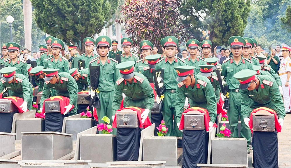 Cán bộ, chiến sĩ lực lượng vũ trang tỉnh thực hiện nghi lễ an táng hài cốt liệt sĩ mà Đội K52 quy tập được trong mùa khô 2024 - 2025. Ảnh: Đức Thụy 1-bg-can-bo-chien-si-luc-luong-vu-trang-tinh.jpg