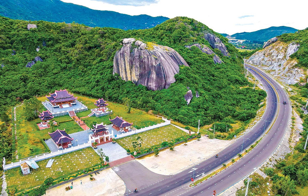 Ngoài suối khoáng Chánh Thắng, bạn có thể tham quan những địa điểm nổi tiếng khác như đền thờ Anh hùng dân tộc Nguyễn Trung Trực nằm dưới chân đèo Vĩnh Hội (xã Cát Tiến). Ảnh: Đoan Ngọc 1bg-ngoai-suoi-khoang-chanh-thang.jpg