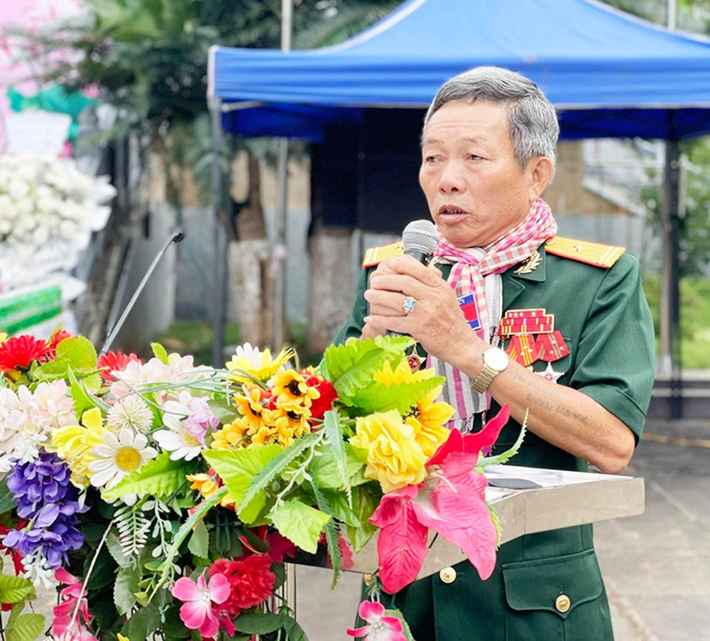 Ông Đoàn Tiến Dũng - nguyên Tiểu đoàn trưởng Tiểu đoàn 57, Đoàn 7705 (Mặt trận 479) xúc động viếng Nghĩa trang Liệt sĩ Đức Cơ ngày 22.7.2025. Ảnh: P.D 3-ong-doan-tien-dung.jpg
