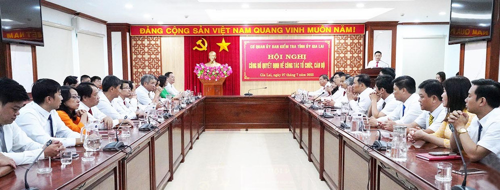Cơ quan Ủy ban Kiểm tra Tỉnh ủy Gia Lai công bố các quyết định về thành lập Văn phòng, các phòng nghiệp vụ trực thuộc đơn vị. Ảnh: N.Hân laynguyen-han-2.jpg