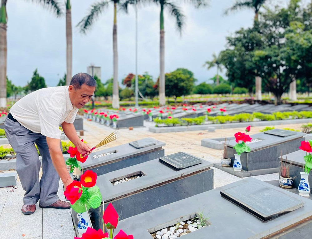Ông Lương Tấn Tài, quản trang Nghĩa trang Liệt sĩ Đức Cơ (xã Đức Cơ) lặng lẽ thắp những nén nhang lên phần mộ các liệt sĩ. Ảnh: Phương Dung 4them-chot-ong-tai.jpg
