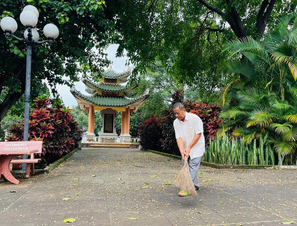 Tính đến nay, ông Lương Tấn Tài đã 22 năm gắn bó với công việc quản trang ở Nghĩa trang Liệt sĩ Đức Cơ. Ảnh: P.D 2bg-tinh-den-nay-ong-luong-tan-tai.jpg