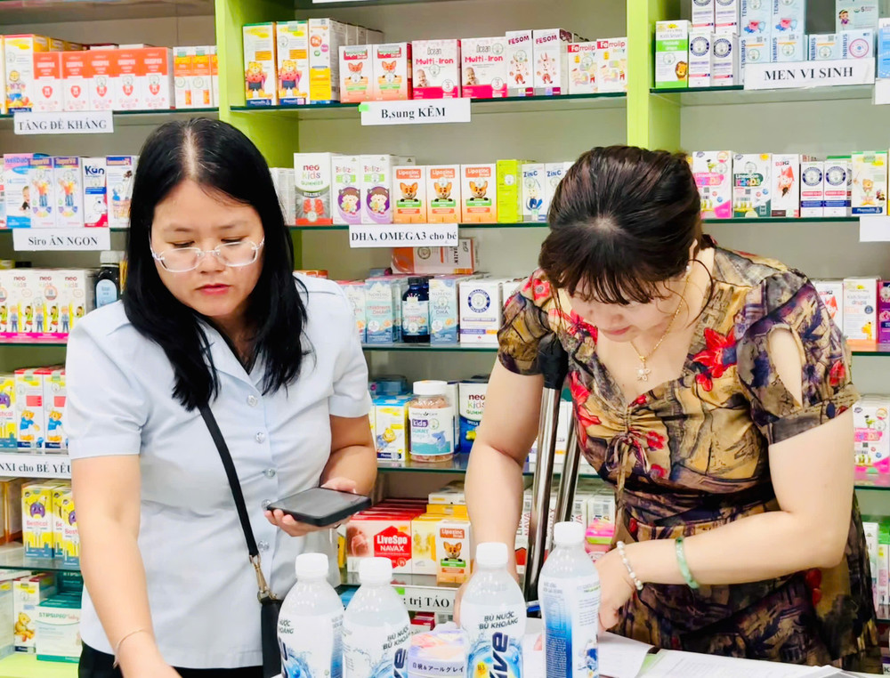 Thành viên Tổ số 2 tiến hành kiểm tra tại cửa hàng Baby Love (phường Hoa Lư, TP. Pleiku). Ảnh: N.N 2t.jpg