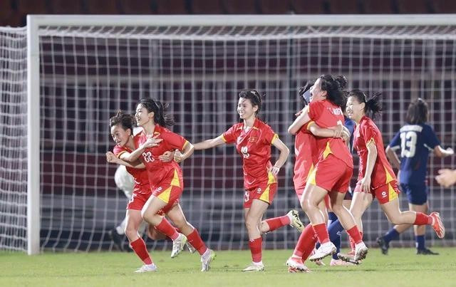 Thúy Nga (22) ghi bàn duy nhất cho Việt Nam từ chấm phạt đền Thúy Nga (22) ghi bàn duy nhất cho Việt Nam từ chấm phạt đền