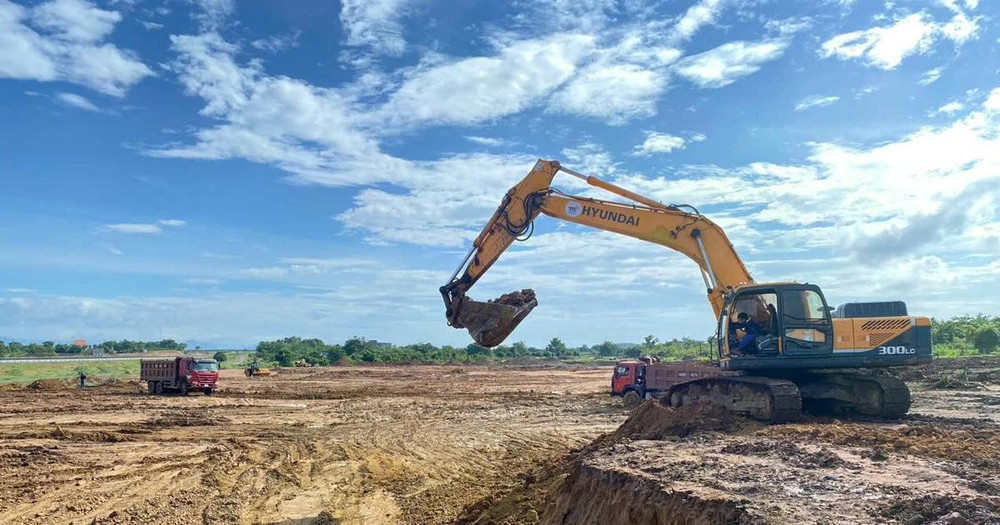 Nhà đầu tư thi công nền mặt bằng một trạm dừng nghỉ trên tuyến cao tốc Bắc-Nam phía Đông. Ảnh: Việt Hùng/Vietnam+ hang-loat-tram-dung-nghi-dddd.jpg