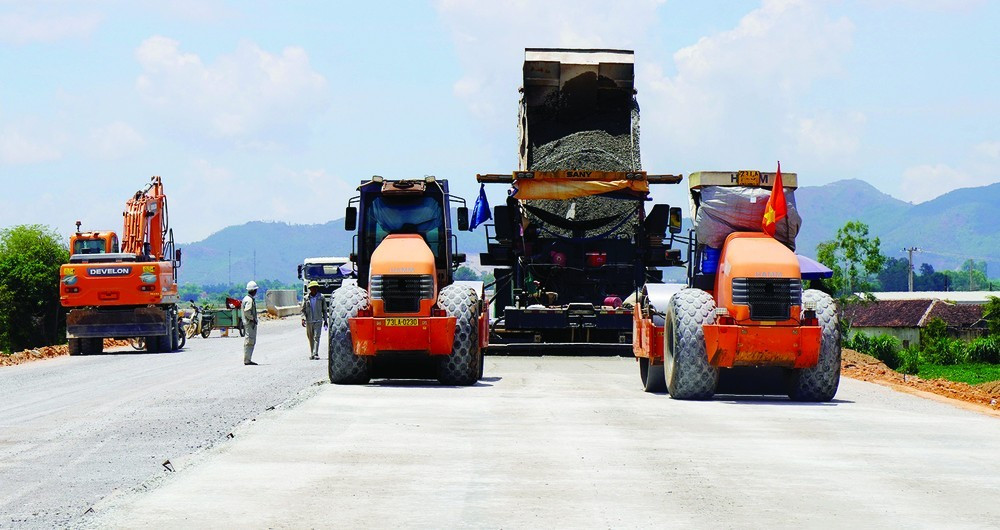 Trải đá cấp phối tại dự án đường cao tốc Quy Nhơn - Chí Thạnh (qua Bình Định và Phú Yên). Ảnh: NGỌC OAI Trải đá cấp phối tại dự án đường cao tốc Quy Nhơn - Chí Thạnh (qua Bình Định và Phú Yên). Ảnh: NGỌC OAI