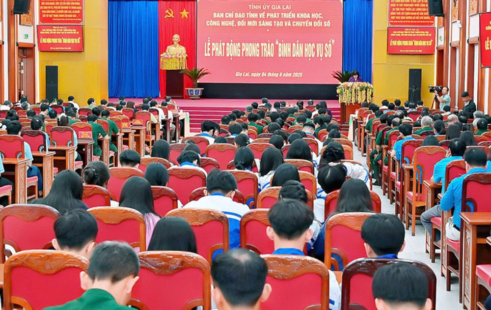 Quang cảnh lễ phát động phong trào “Bình dân học vụ số”. Ảnh: Đ.T 1le-phat-dong.jpg