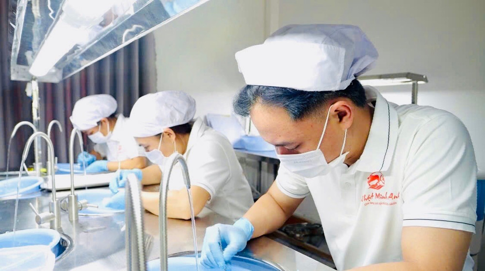 Hộ kinh doanh Yến sào Nhật Minh tại thôn Thanh Hà (xã Ia Hrung) sơ chế các sản phẩm từ tổ yến. Ảnh: Lê Nam ho-kinh-doanh-yen-sao-nhat-minh-tai-thon-thanh-ha-xa-ia-hrung-so-che-cac-san-pham-tu-to-yen.jpg