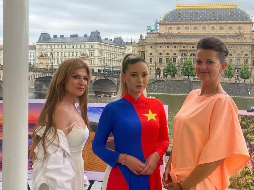 Đại diện các doanh nghiệp du lịch Séc và người dân Prague đến tham dự Chương trình xúc tiến du lịch Việt Nam tại thủ đô Prague. Ảnh: Ngọc Long/TTXVN du-lich-viet.jpg
