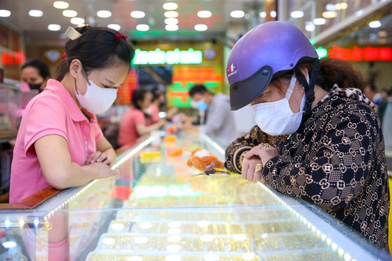 Giao dịch vàng tại các tiệm vàng ở TP HCM .Ảnh: HOÀNG TRIỀU Giao dịch vàng tại các tiệm vàng ở TP HCM .Ảnh: HOÀNG TRIỀU
