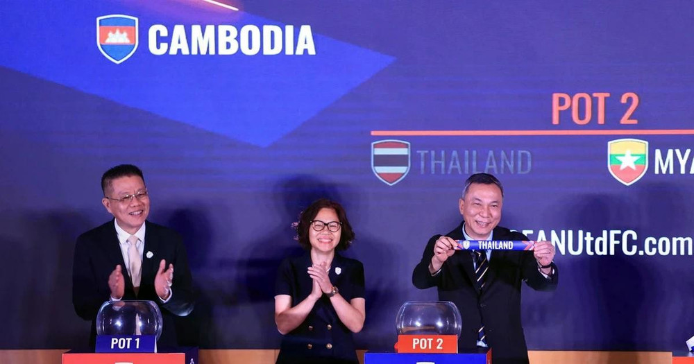 Chủ tịch Liên đoàn Bóng đá Việt Nam (VFF) Trần Quốc Tuấn (phải) bốc thăm chia bảng Giải Bóng đá Nữ Vô địch Đông Nam Á 2025. Ảnh: VFF chia-bang-aff-cup-nu-2025dd.jpg