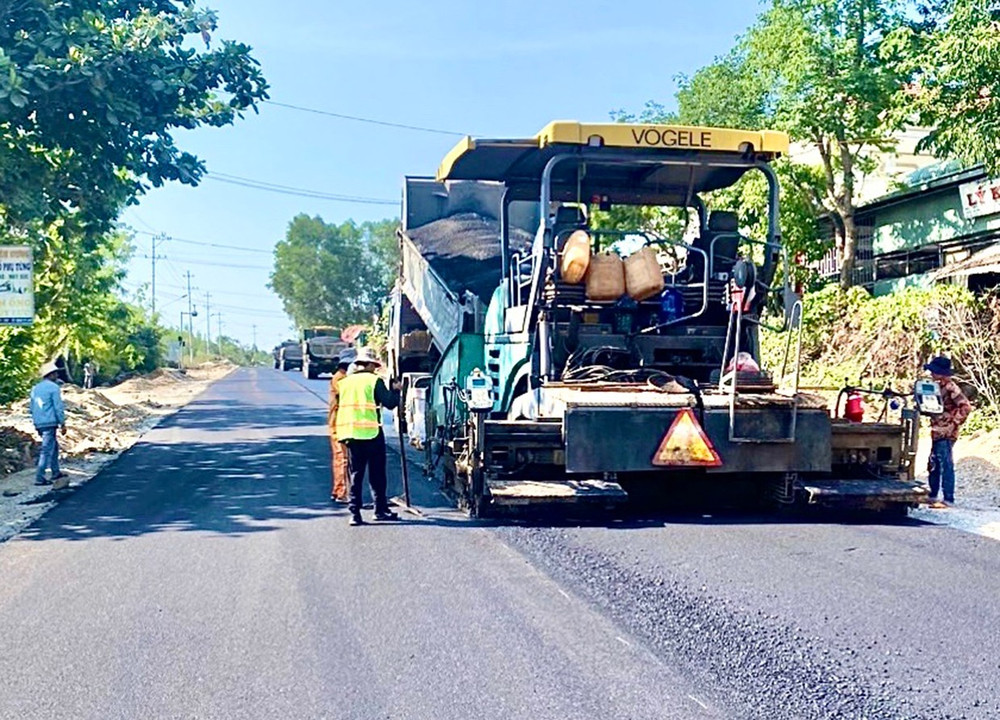 Các đơn vị thi công tiến hành thảm nhựa đối với gói thầu thuộc Dự án nâng cấp, mở rộng tỉnh lộ 669-đoạn qua địa bàn huyện Kbang. Ảnh: M.P 2a-2148.jpg