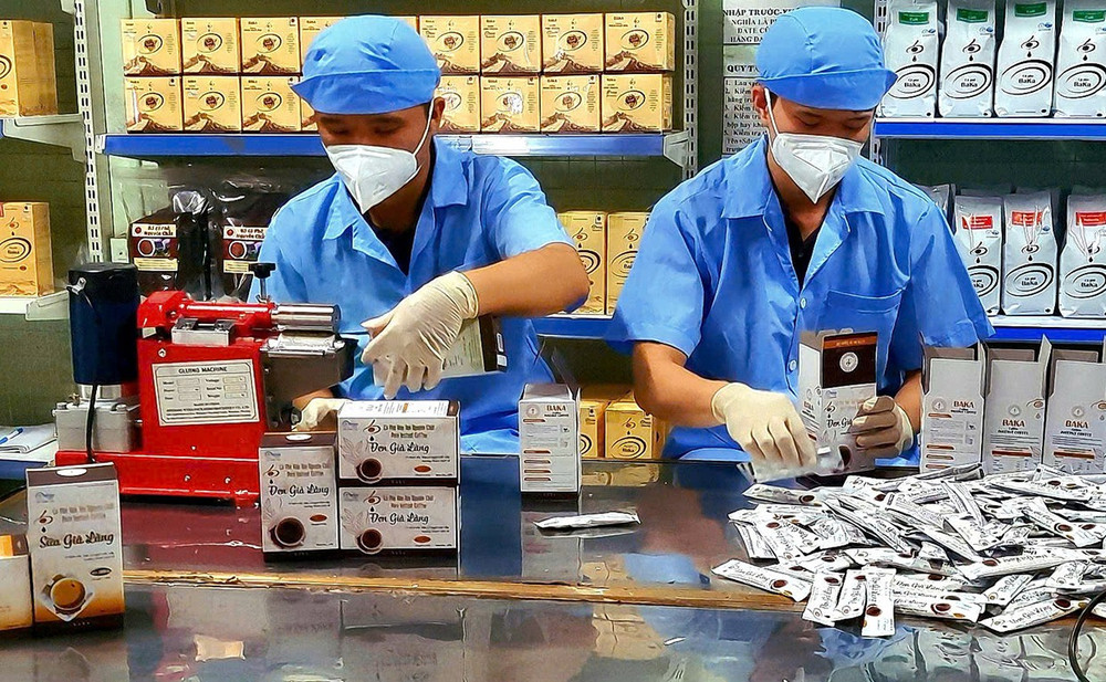 Nhân viên của Công ty TNHH Baka (xã Ia Yok) đóng gói sản phẩm để đưa ra thị trường. Ảnh: Lê Nam 11.jpg