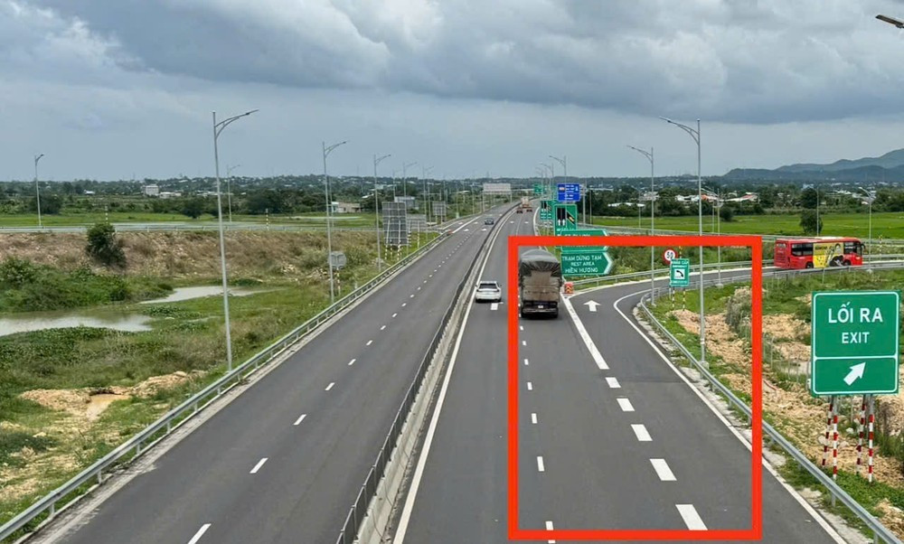 Nhiều tài xế cho rằng vạch sơn kẻ nét đứt và nét liền tại lối ra đường cao tốc không phù hợp Nhiều tài xế cho rằng vạch sơn kẻ nét đứt và nét liền tại lối ra đường cao tốc không phù hợp