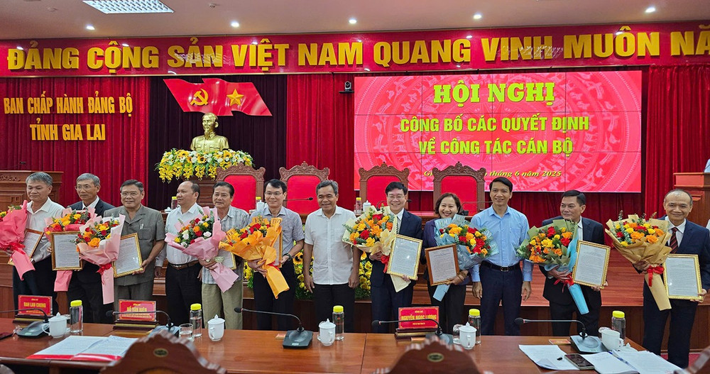 Các đồng chí lãnh đạo tỉnh trao quyết định và tặng hoa cho các cán bộ nghỉ hưu theo Nghị định số 178/2024/NĐ-CP. Ảnh: Bá Bính 3bg.jpg